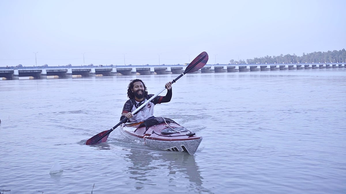 ডিমলার খগাখড়িবাড়ি থেকে কায়াক চালানো শুরু করেন ইনতিয়াজ মাহমুদ