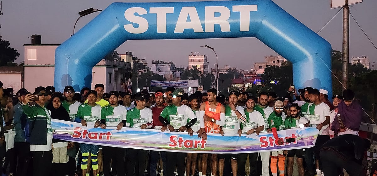 দৌড় শুরুর আগমুহূর্তে দলগত ছবি