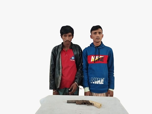 মিনিট্রাকের আসনে লুকানো ছিল আগ্নেয়াস্ত্র, চালক-সহকারী গ্রেপ্তার