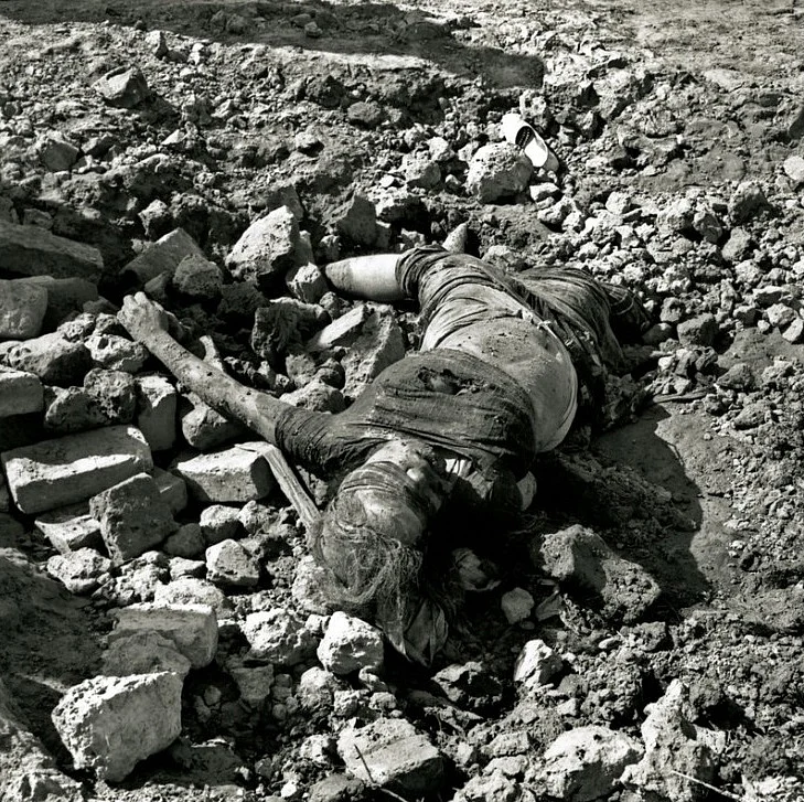 সাংবাদিক সেলিনা পারভীনের মরদেহ [রায়েরবাজার, ঢাকা, ১৮ ডিসেম্বর, ১৯৭১]। আলোকচিত্র : রশীদ তালুকদারর