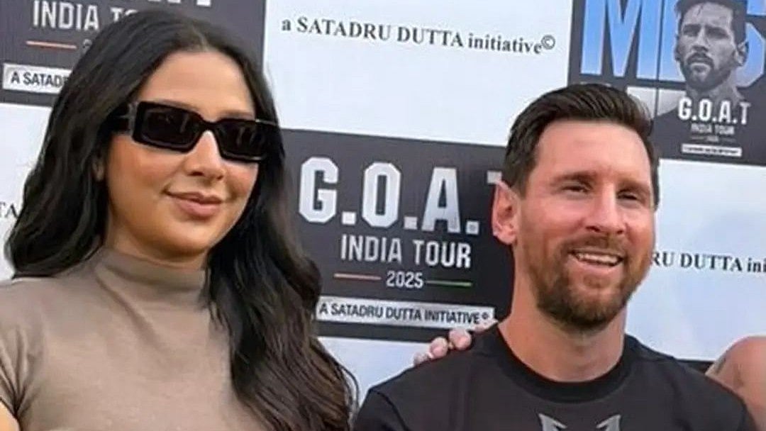 মেসির সঙ্গে ছবি, তোপের মুখে শুভশ্রী