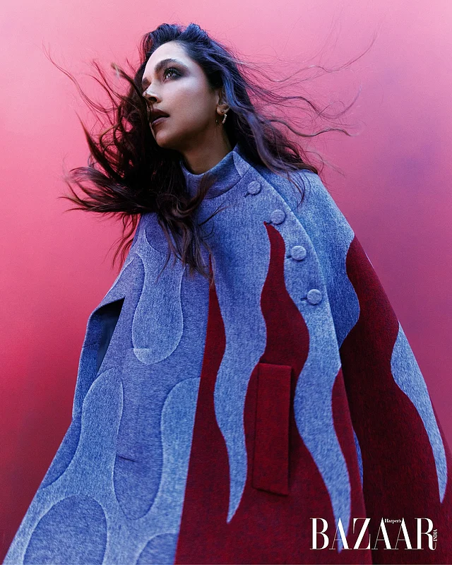 সাইড বাটনড ঢাউস  উইন্টারওয়্যারে স্টেট্মেন্ট প্রকাশ করেছেন এখানে দীপিকা। এখানে আবার বারগ্যান্ডি ও কর্নফ্লাওয়ার ব্লু দেখা যাচ্ছে