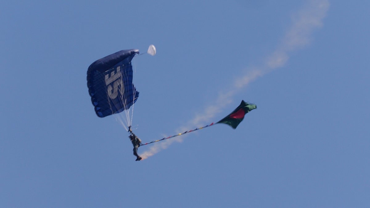 দেশের পতাকা নিয়ে সশস্ত্র বাহিনীর ৫৪ কর্মকর্তার ফ্রি ফল জাম্প
