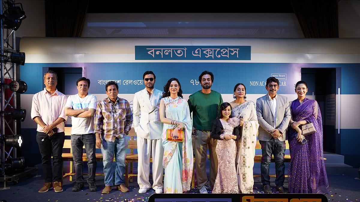 ট্রেন থেকে নেমে এলেন চঞ্চল, মোশাররফ, বাঁধনরা...