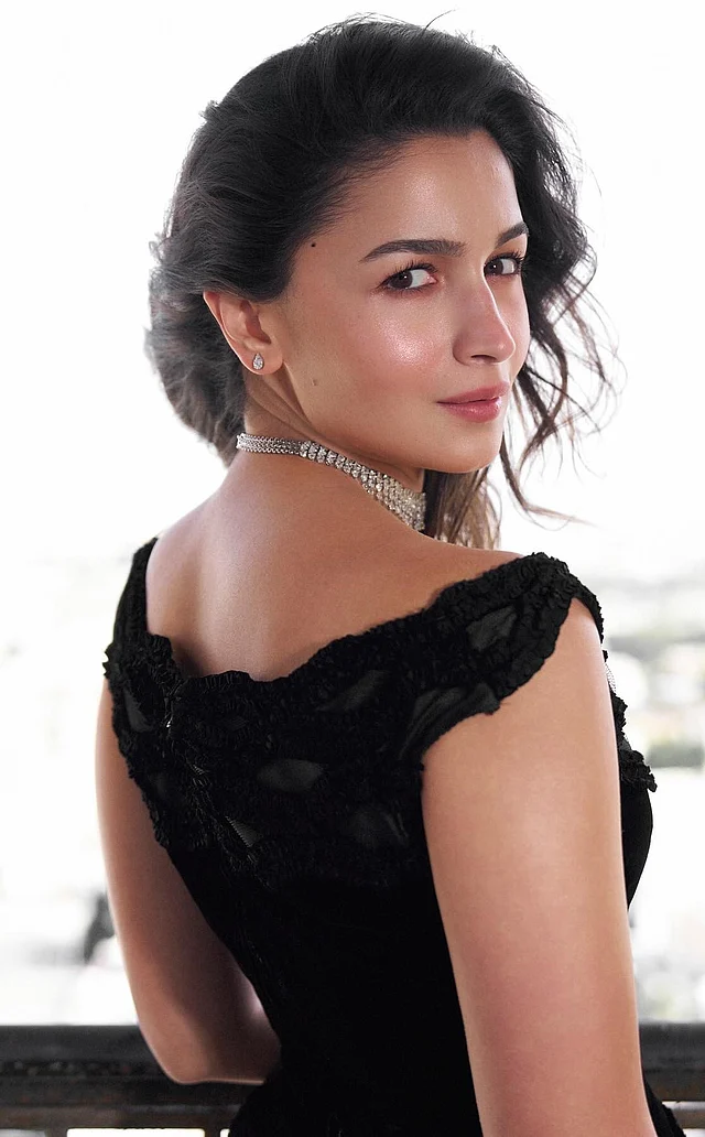 ডিউ ফিনিশের মেকওভারে চমক দিয়েছেন তিনি