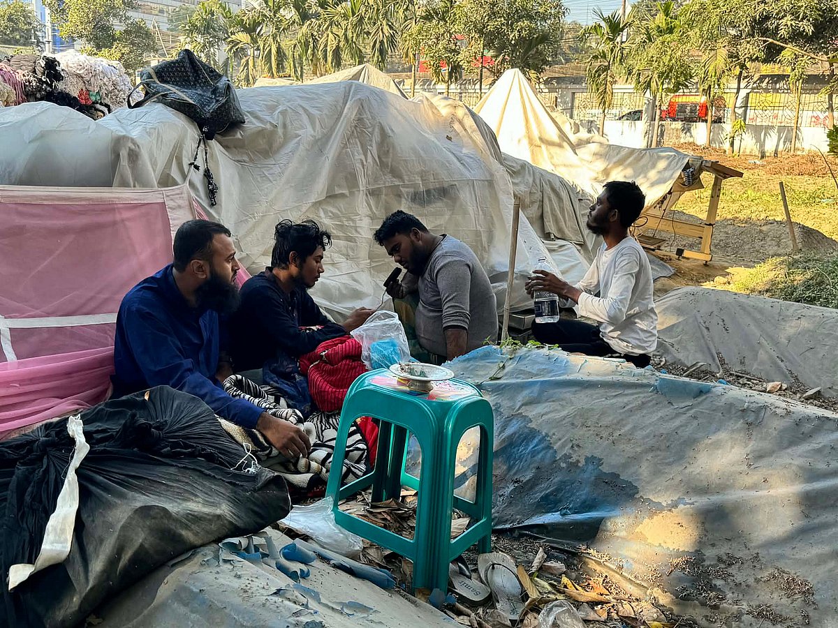 ঘরপোড়া মানুষেরা রাত কাটালেন কবরস্থানে, বললেন ‘জীবনে এমন দিন আসবে, ভাবিনি’