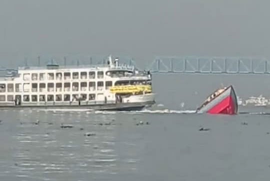 বুড়িগঙ্গায় যাত্রীবাহী লঞ্চের ধাক্কায় ডুবে গেল বাল্কহেড