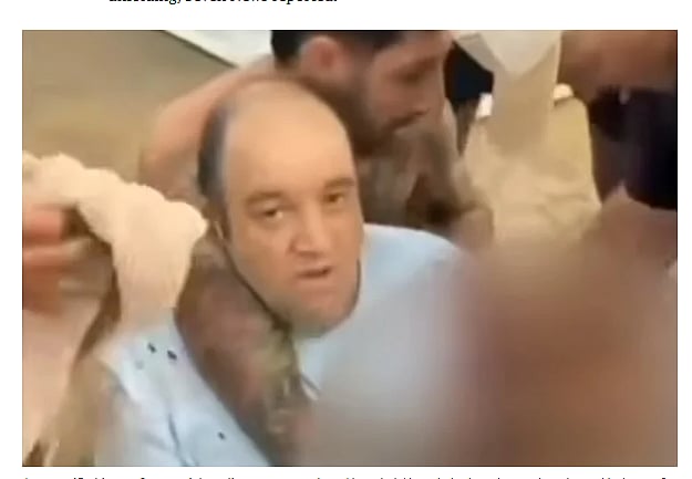 গুলি চালাতে থাকা বন্দুকধারীর অস্ত্র কেড়ে নিয়ে তার দিকে তাক করলেন এই ব্যক্তি