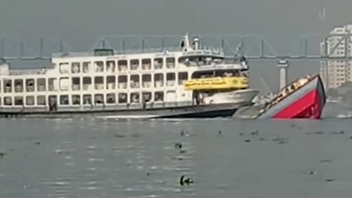 বুড়িগঙ্গা নদীতে যাত্রীবাহী লঞ্চের ধাক্কায় বাল্কহেডডুবি