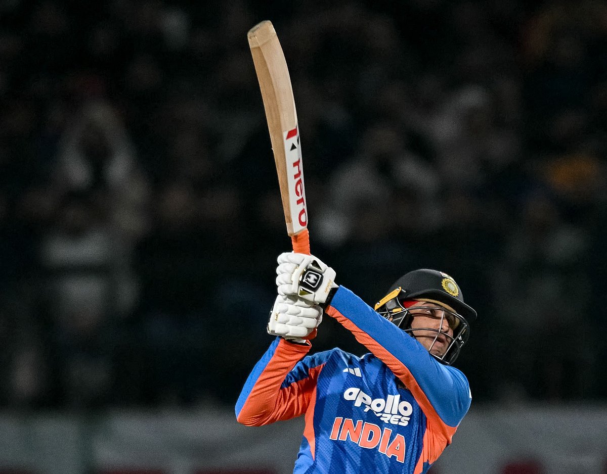 ছোট লক্ষ্য পেরোতেও আসল রূপে অভিষেক