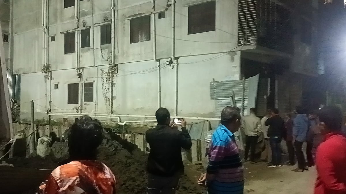 ময়মনসিংহে ১৩ তলা নির্মাণাধীন ভবনের কাজে হেলে পড়ে পাশের পাঁচতলা ভবন