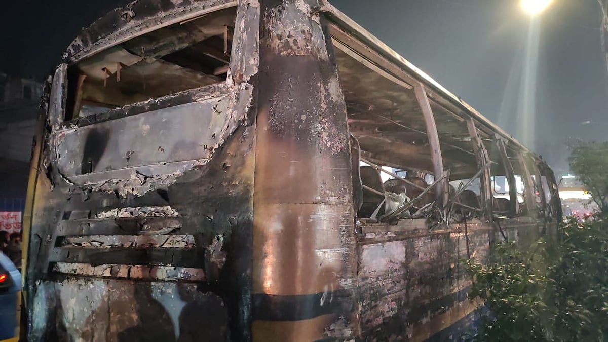 রাজধানীর বাড্ডায় বাসে আগুন