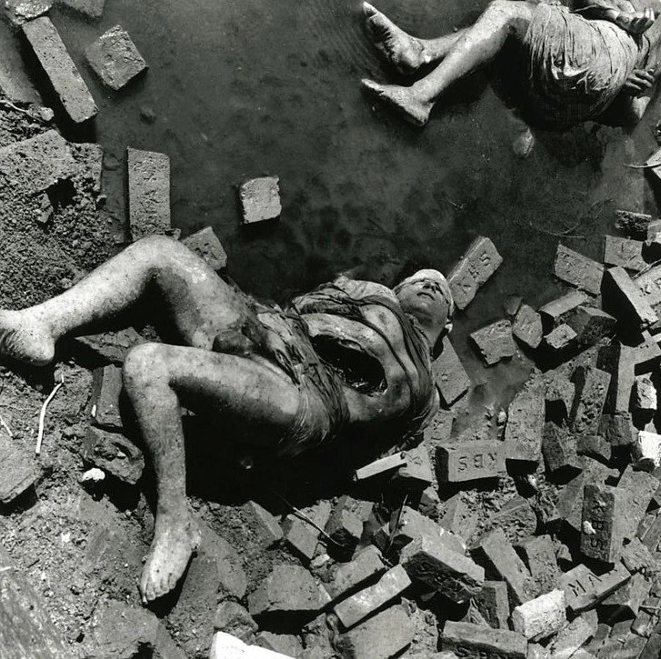 ডা. মোহাম্মদ ফজলে রাব্বির মরদেহ [রায়েরবাজার, ঢাকা, ১৮ ডিসেম্বর, ১৯৭১]। আলোকচিত্র : রশীদ তালুকদার