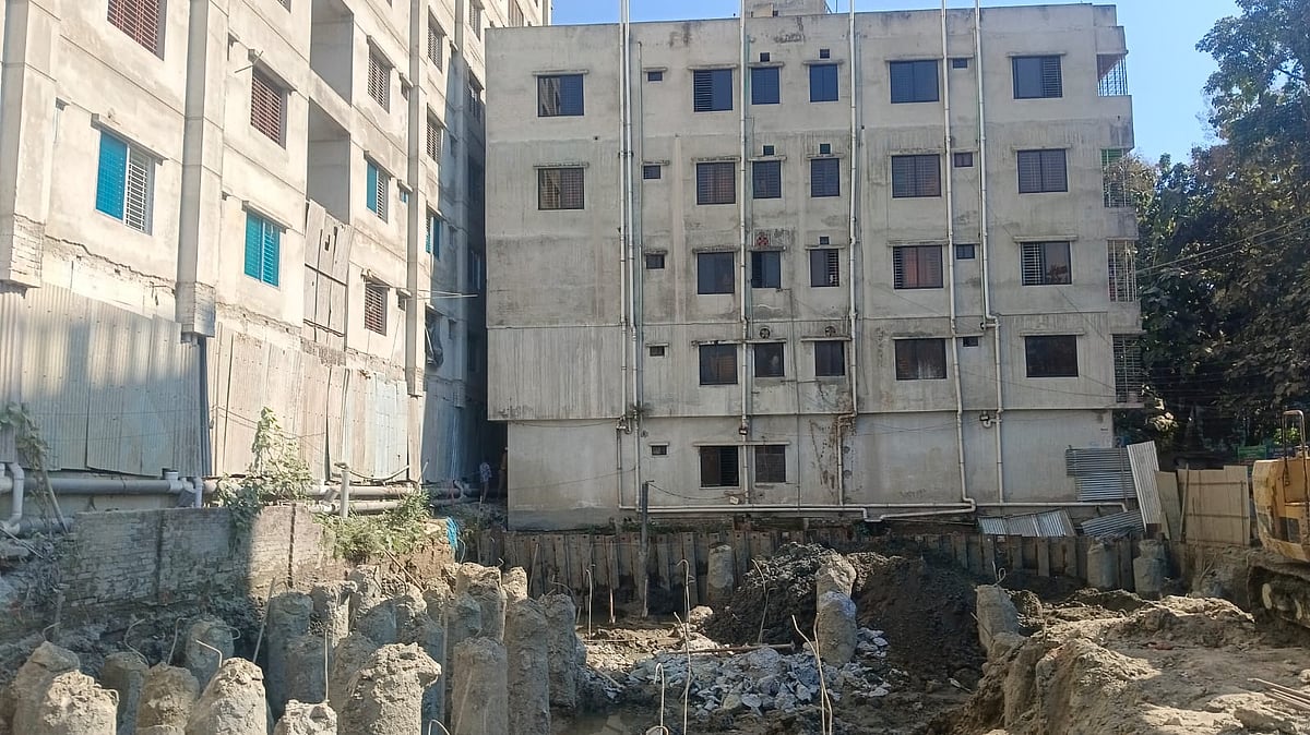 ময়মনসিংহে হেলে পড়েছে পাঁচতলা ভবন, আতঙ্কে মালামাল সরিয়ে নিচ্ছেন বাসিন্দারা