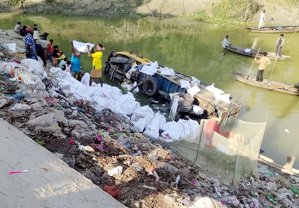 মানিকগঞ্জে ৫২৭ বস্তা সারবোঝাই ট্রাক নিয়ন্ত্রণ হারিয়ে নদীতে