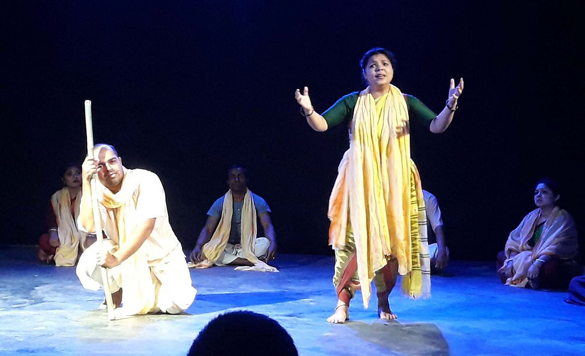 নিভৃত গ্রামে আলোঝলমলে সন্ধ্যা, প্রদর্শিত হলো মঞ্চনাটক ‘ধ্বজো মেস্তরীর মরণ’