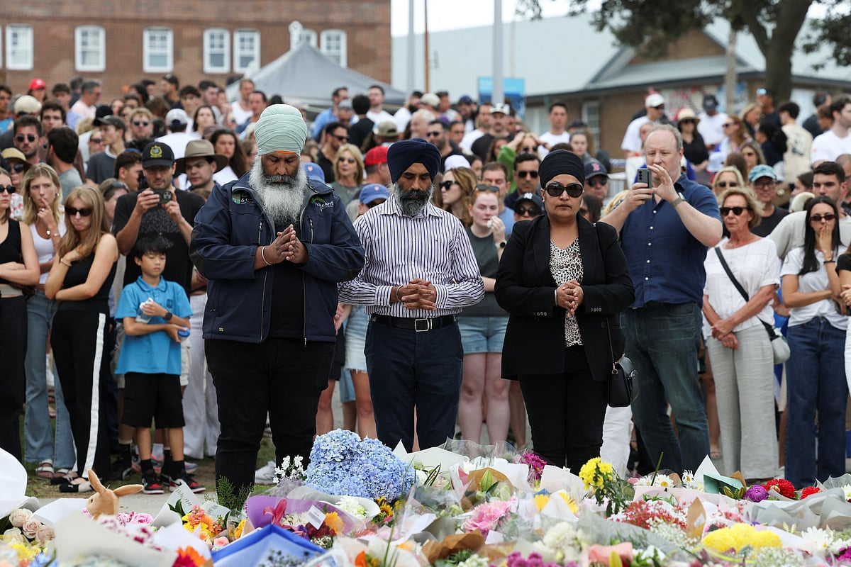 সিডনির সৈকতে ছয়টি বন্দুক দিয়ে হামলা চালান বাবা-ছেলে