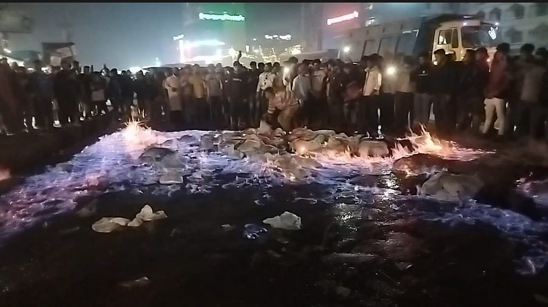 চট্টগ্রামে নেওয়ার পথে চোলাই মদের চালান আটক, ট্রাক থেকে নামিয়ে আগুন দিল জনতা