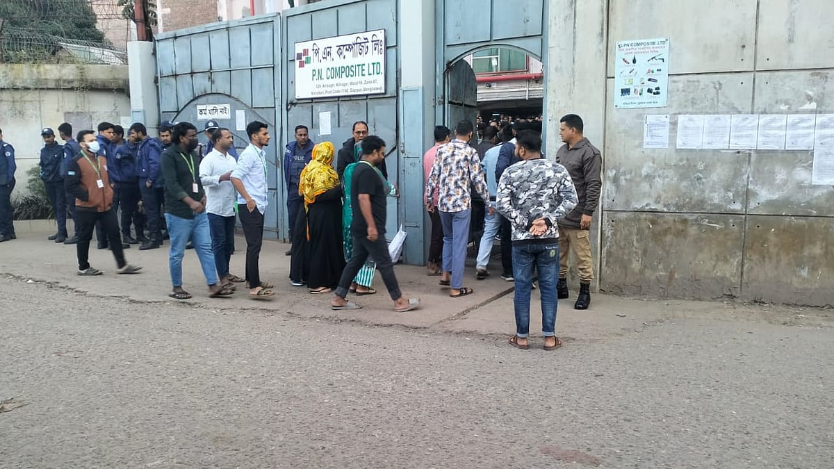 গাজীপুরে ১৩৯ শ্রমিক ছাঁটাই, সাত দিন পর খুলেছে বন্ধ কারখানা