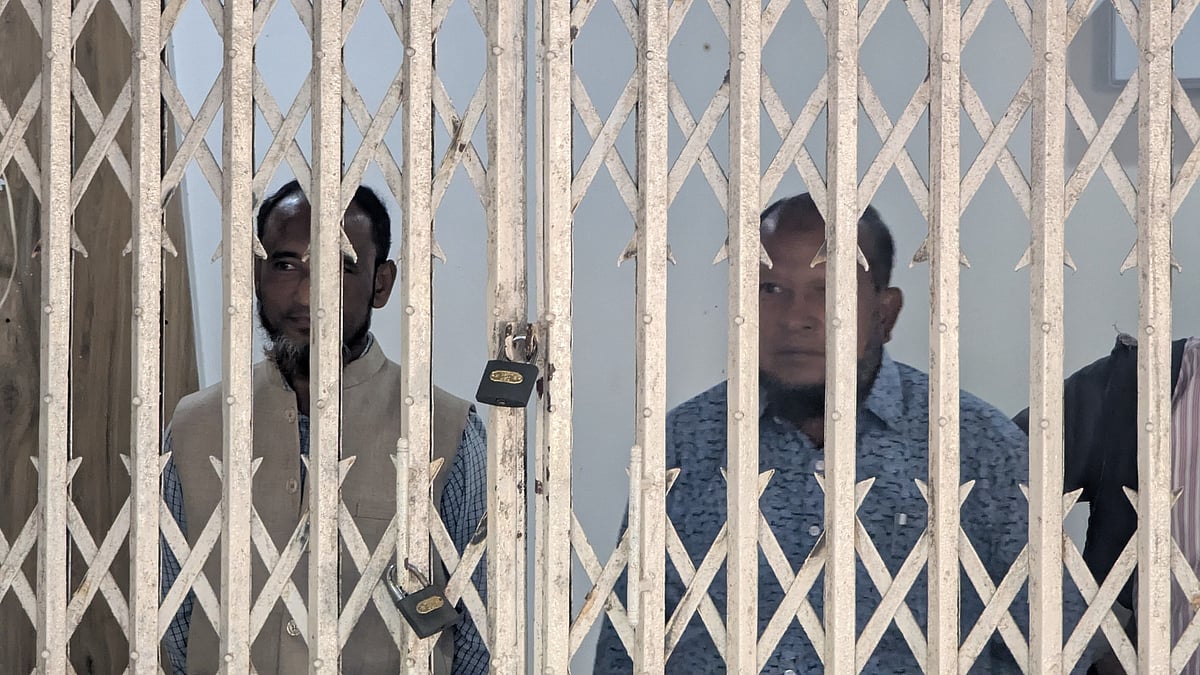 চট্টগ্রাম বিশ্ববিদ্যালয়ে সহ-উপাচার্যের পদত্যাগের দাবিতে প্রশাসনিক ভবনে তালা