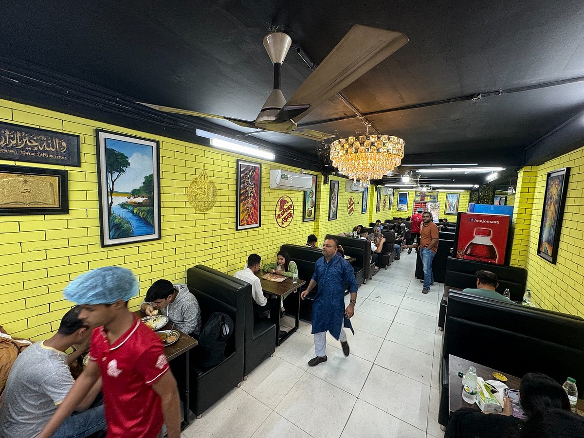 ভাত, ডাল, নানা পদের ভর্তা আর শাকসবজির পদ নিয়ে ঢাকায় মাথা তুলে দাঁড়িয়েছে বেশ কিছু রেস্তোরাঁ, যা মুহূর্তেই ফিরিয়ে দিচ্ছে গ্রামবাংলার সেই পরিচিত স্বাদ।