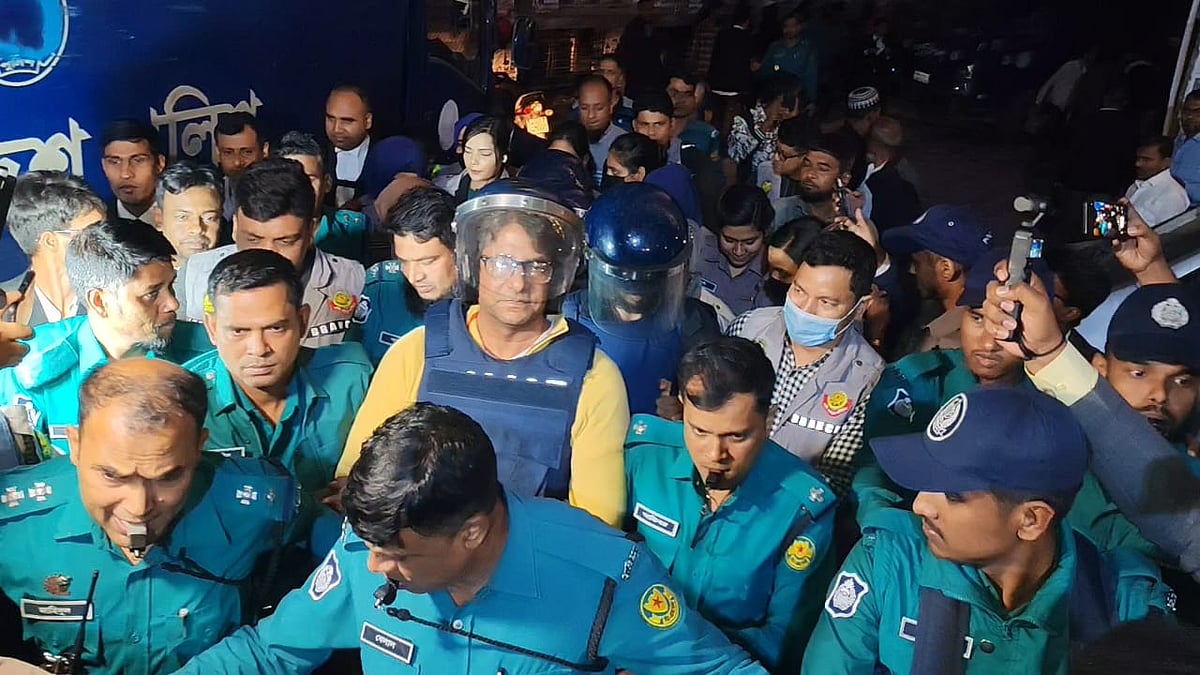 আনিস আলমগীরকে গ্রেপ্তার স্বৈরাচারী আমলে সাংবাদিক দমন-পীড়নের স্মৃতি উসকে দেয়