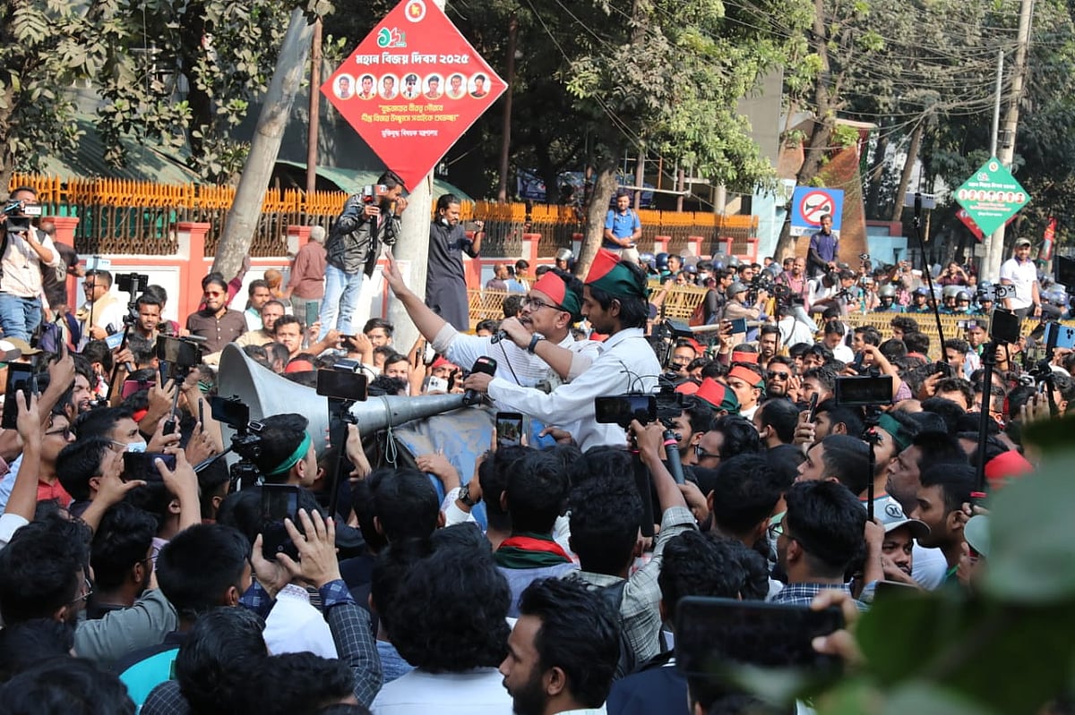সাদিক কায়েমের নেতৃত্বে স্বরাষ্ট্র উপদেষ্টার কার্যালয় ঘেরাও কর্মসূচিতে পুলিশের বাধা
