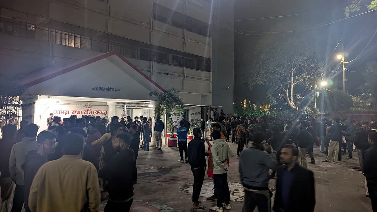 আট ঘণ্টা অবরুদ্ধ দুই সহ-উপাচার্য ও রেজিস্ট্রার, পাল্টাপাল্টি স্লোগান