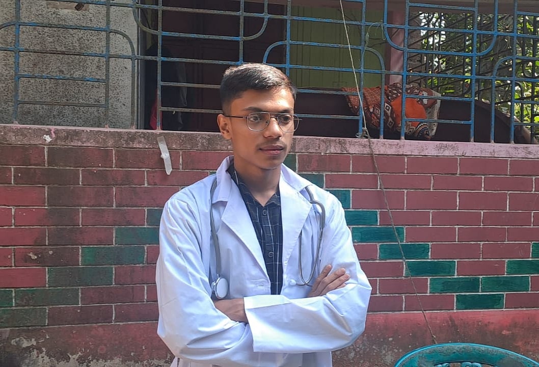 মেডিকেলে ভর্তি পরীক্ষায় দেশসেরা জাহাঙ্গীর, গ্রামে ফিরে শুভেচ্ছায় ভাসছেন