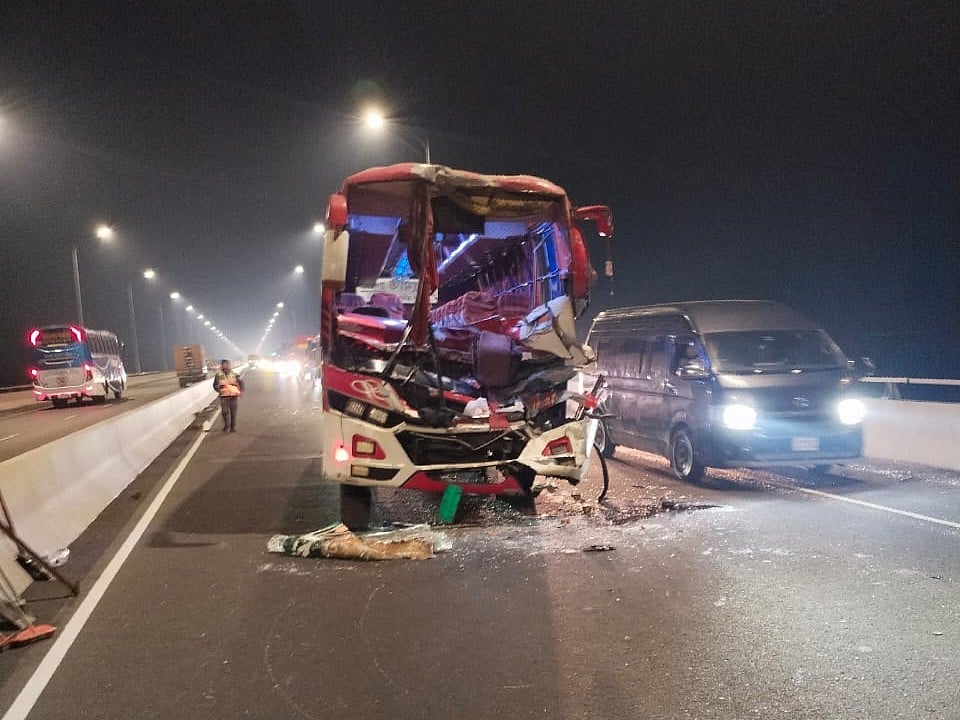 পদ্মা সেতুতে চলন্ত বাসে আরেক বাসের ধাক্কা, চালকের সহকারী নিহত