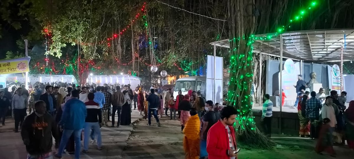 পাঠক ও দর্শনার্থীদের পদচারণে মুখর বিজয় দিবসের বইমেলা