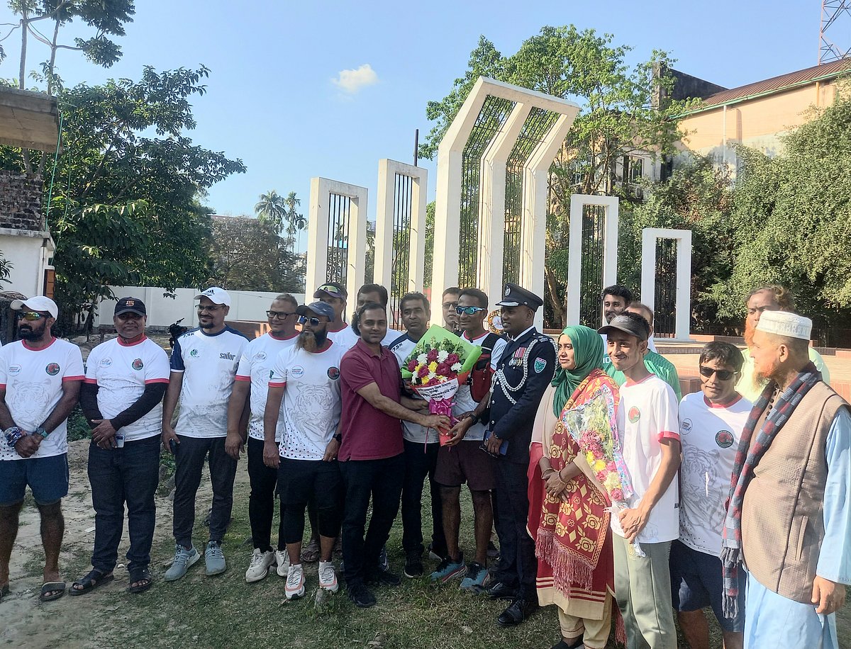 মুক্তিযুদ্ধের চেতনা ছড়িয়ে দিতে ৫৫ কিলোমিটার দৌড়ালেন ১৬ দৌড়বিদ