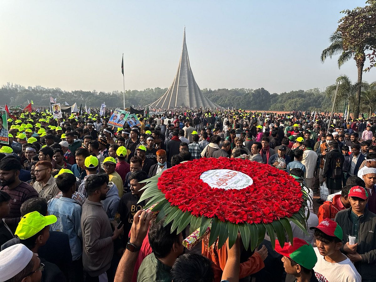 জাতীয় স্মৃতিসৌধে মানুষের ঢল, ফুলে ফুলে ভরে উঠছে বেদি