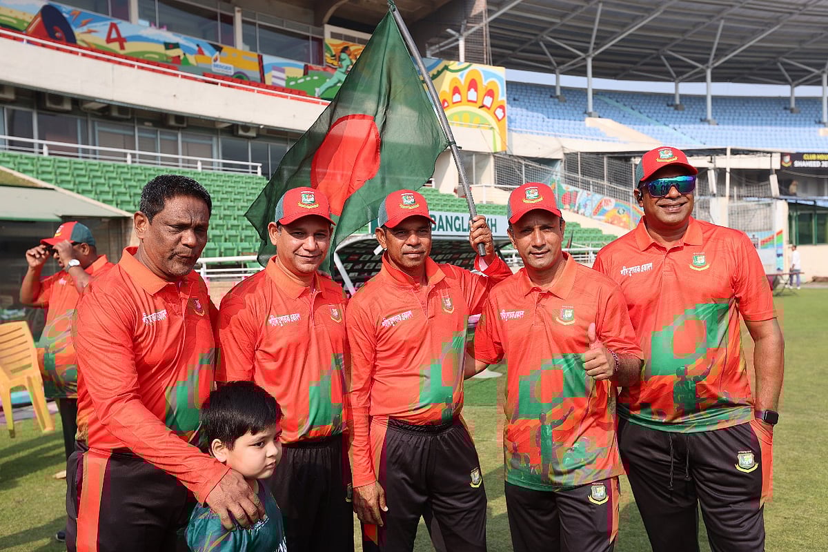 ছবির গল্পে হাবিবুল–মিনহাজুলদের বিজয় দিবস ক্রিকেট