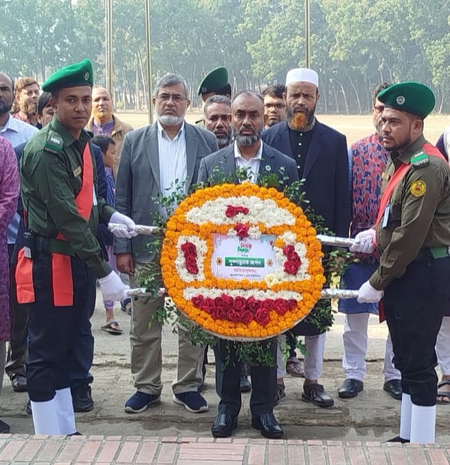 পবিপ্রবিতে উপাচার্যকে স্বাধীনতাবিরোধী আখ্যা দিয়ে সহ-উপাচার্যের নেতৃত্বে বিক্ষোভ