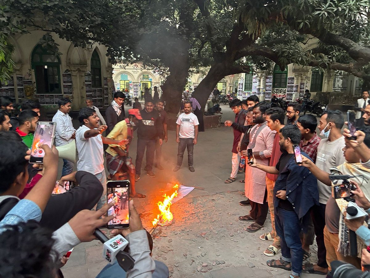 ঢাকা বিশ্ববিদ্যালয়ে পোড়ানো হলো নরেন্দ্র মোদির কুশপুত্তলিকা