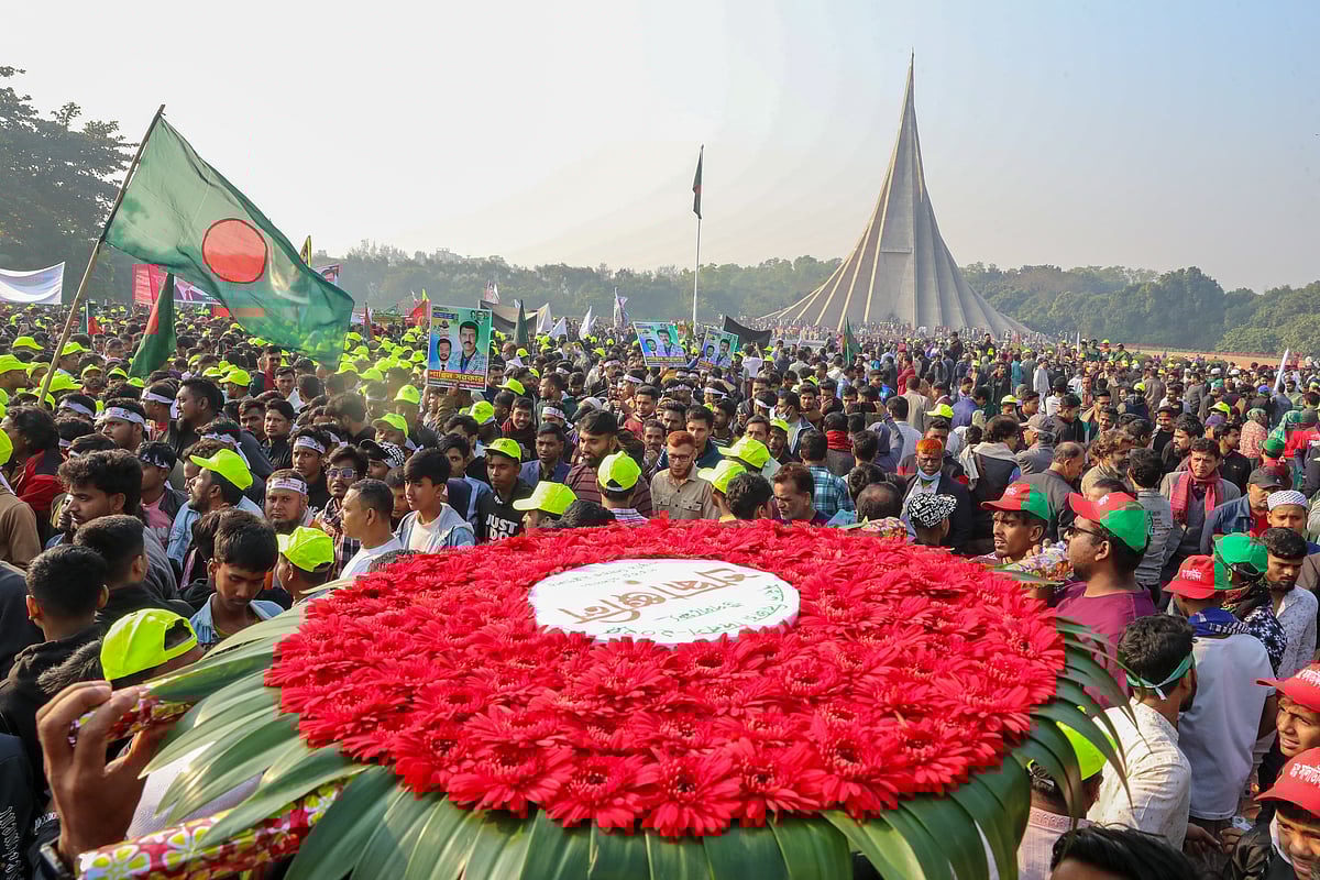 ফুলের তোড়া নিয়ে হাজারো মানুষ এগিয়ে চলছেন স্মৃতিসৌধের দিকে।
