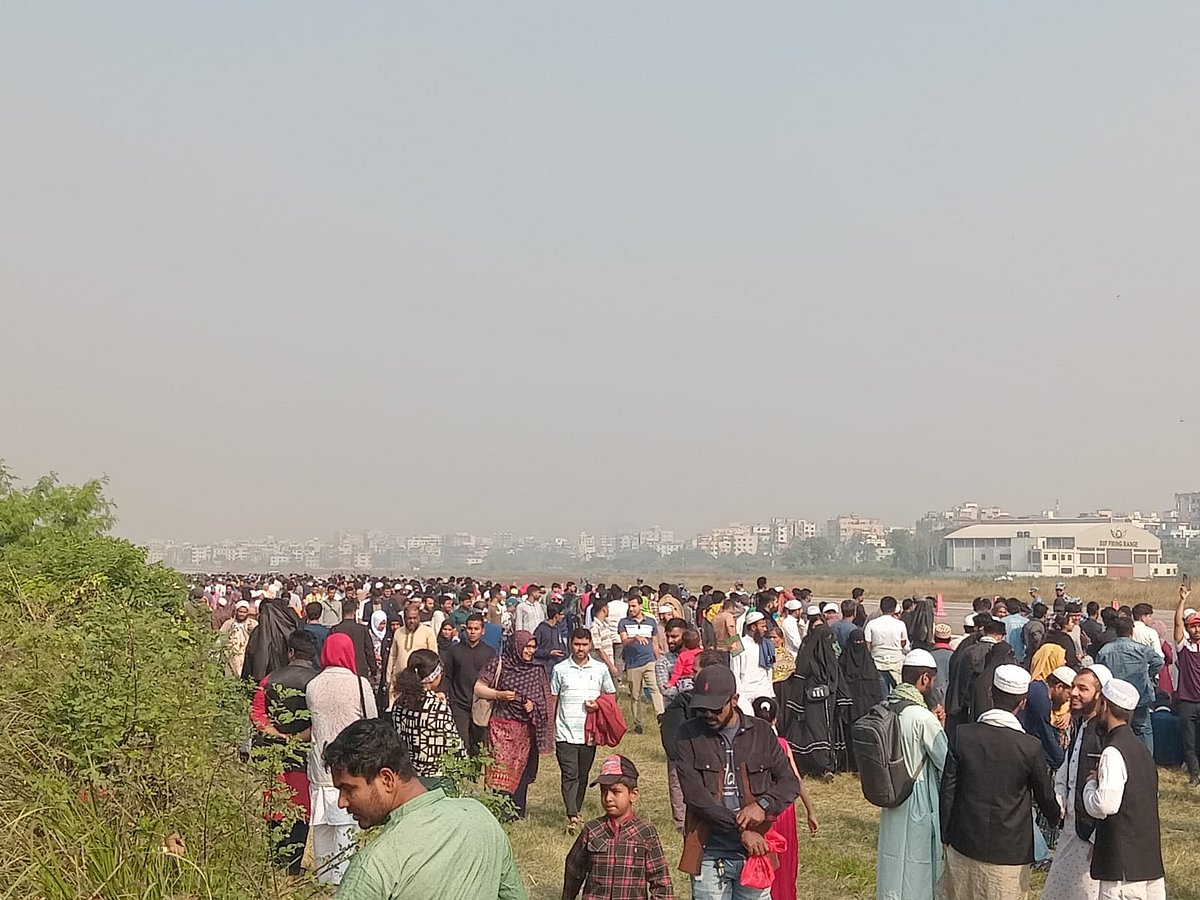 ‘এয়ার শো’ দেখতে পুরাতন বিমানবন্দরে মানুষের ঢল
