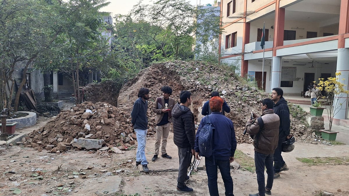 ঋত্বিক ঘটকের বাড়ির ধ্বংসাবশেষ থেকে সরানো হলো ইট