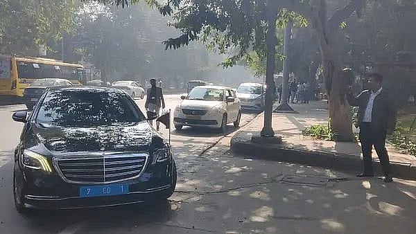 ভারতের পররাষ্ট্র মন্ত্রণালয়ে প্রবেশ করছে বাংলাদেশের হাইকমিশনার এম রিয়াজ হামিদুল্লাহকে বহনকারী গাড়ি