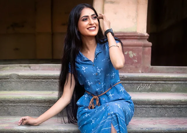 দীঘলকেশী এই সুন্দরী অভিনেত্রী এখন নাতকের পরিচিত মুখ হয়ে উঠছেন। এখানে পরেছেন ইন্ডিগো বাটনড ড্রেস। সরু ব্রাউন বেল্টে বেড়েছে স্টাইল