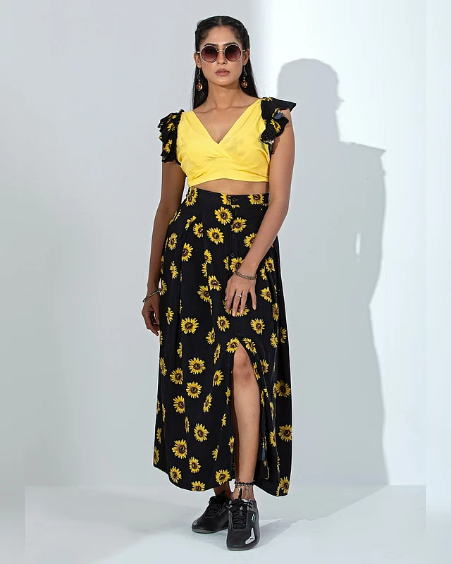 হলুদ-কালো থাই স্লিট স্কার্ট আর ম্যাচিং টপে আকর্ষণীয় ভঙ্গিমায় দেখা যাচ্ছে তাঁকে