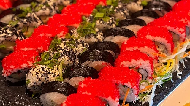 বুফের শুরুতেই নজর কাড়বে রঙিন সালাদ আর ফ্রেশ সুশি সিলেকশন