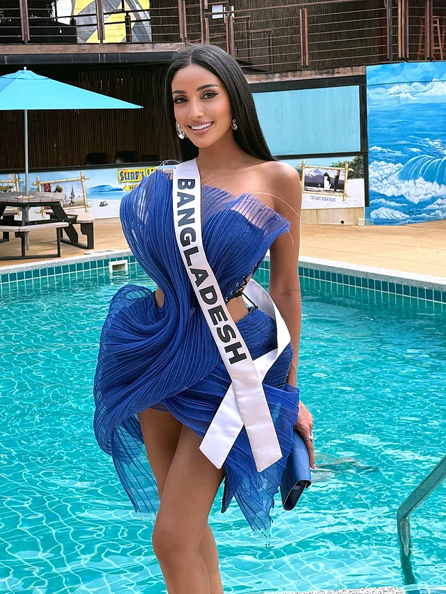 মডেল ও অভিনেত্রী তানজিয়া জামান মিথিলা মিস ইউনিভার্সের ৭৪তম আসরের মঞ্চে বাংলাদেশের প্রতিনিধিত্ব করছেন এ বছর। পুলসাইডে তিনি পরেছেন স্ট্রাকচার্ড নীল ড্রেস 