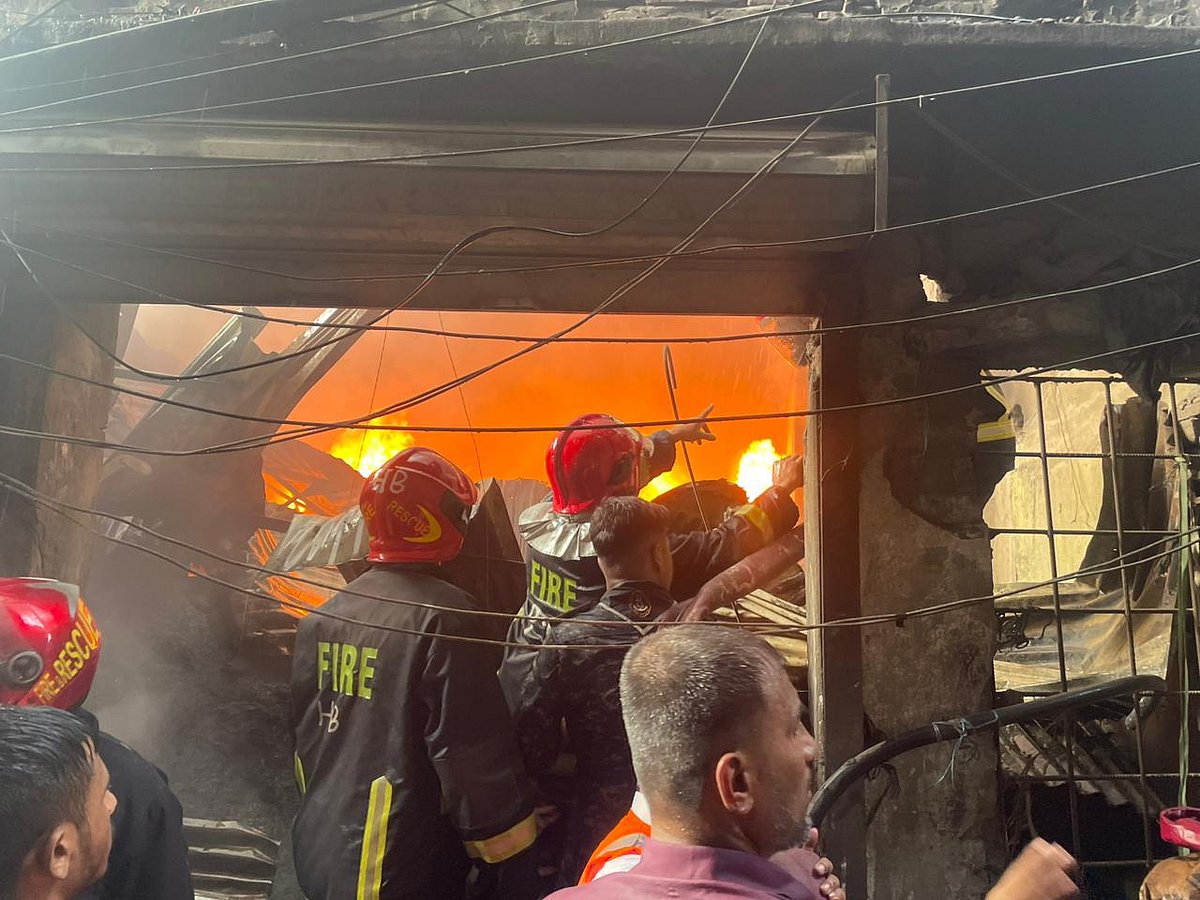 লালবাগে প্লাস্টিক কারখানায় আগুন, কাজ করছে ফায়ার সার্ভিসের ১১ ইউনিট