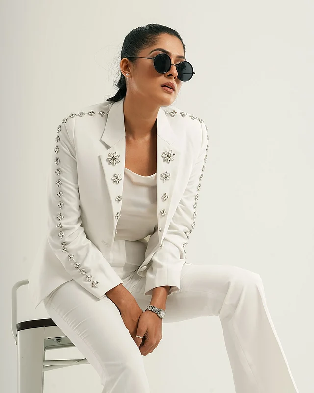 এখানে মনোক্রোম স্যুটের লুকে নজর কাড়ছে জ্যাকেটের এমবেলিশমেন্ট