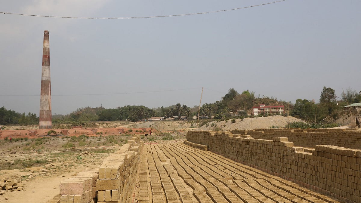 অভিযান গেলে বাধা, বিধিনিষেধের তোয়াক্কা করেন না ইটভাটার মালিকেরা