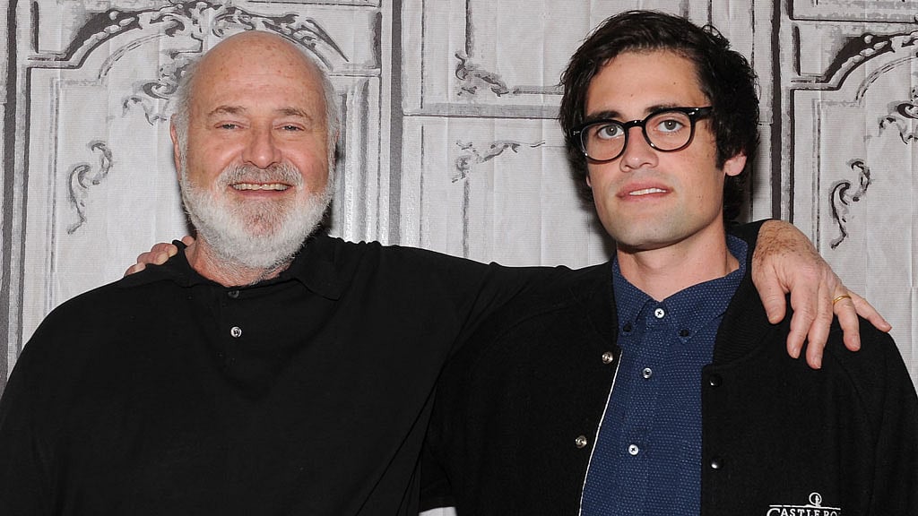 হলিউড পরিচালক মা ও বাবাকে হত্যার অভিযোগে তাঁদের ছেলের বিরুদ্ধে অভিযোগ দায়ের হচ্ছে