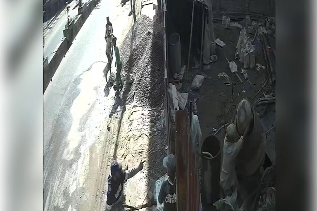 চট্টগ্রামে দিনদুপুরে ব্যস্ত সড়কের পাশে অস্ত্র উঁচিয়ে চাঁদা দাবি