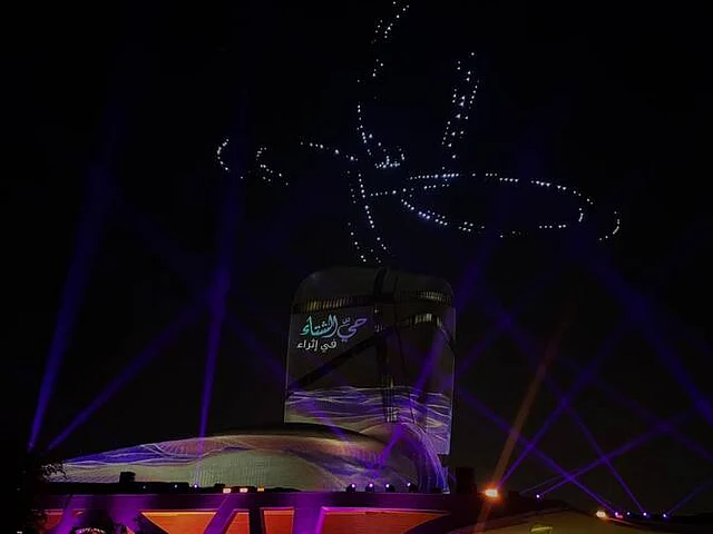 খোবার সিজনের অংশ হিসেবে উইন্টার ইজ অ্যালাইভ অনুষ্ঠানের সূচনায় রাতের আকাশা আলোকিত হয়ে ওঠে